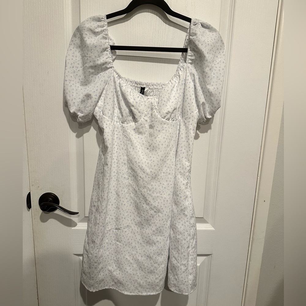 H&M white and blue floral dress. Size M. NWT